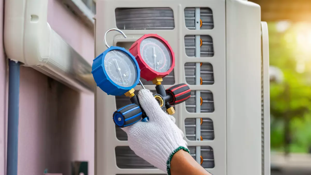 Ricarica di gas refrigerante sull'unità esterna di un condizionatore d'aria